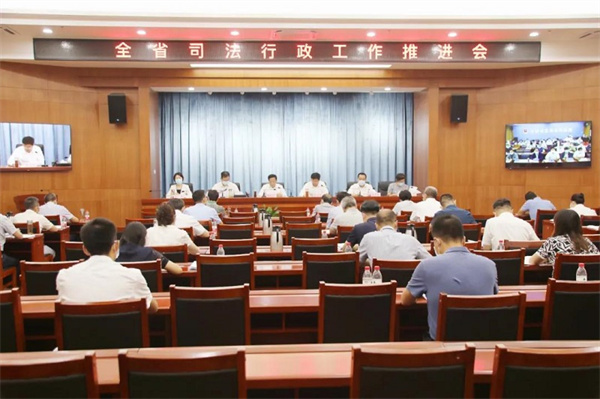 8月25日，甘肃省司法厅召开全省司法行政工作推进会，深入学习贯彻习近平法治思想和习近平总书记“七一”重要讲话精神，贯彻落实省部级、厅局级政法干部学习贯彻习近平法治思想专题研讨班精神，以及政法领域全面深