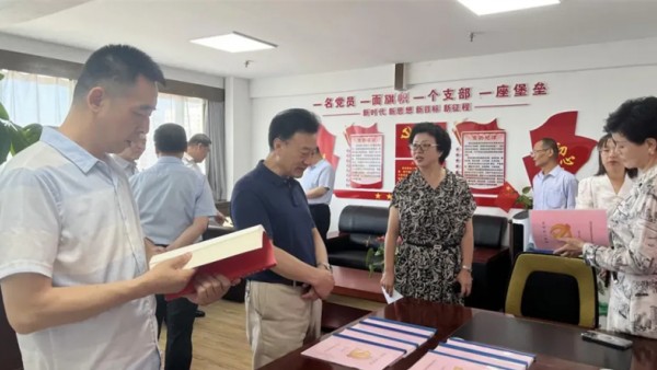 7月30日，甘肃省律师协会会长赵耀一行赴白银市开展调研。白银市司法局党组成员、副局长、市律师行业党委书记苟黎源、白银市律师协会会长李秉旺陪同调研。调研组一行到甘肃仁泽律师事务所、甘肃岱峰律师事务所开展