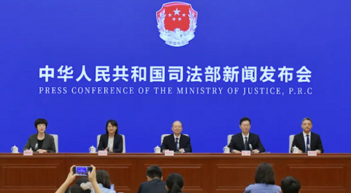 司法部举行新闻发布会 介绍新修订的仲裁法有关情况 为了帮助大家更好地了解相关情况,今天我们邀请到司法部副部长李明征先生、全国人大常委会法工委民法室主任石宏先生、最高人民法院民四庭庭长沈红雨女士和司法部公共法律服务管理局局长杨向斌先生,请他们向大家介绍新修订的仲裁法有关情况,并回答大家关心的问题。