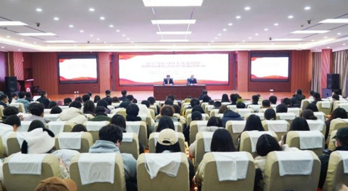 为深入学习贯彻党的二十届四中全会精神以及中央全面依法治国工作、省委全面依法治省工作会议精神，推动习近平法治思想进校园、进课堂、进头脑，12月30日，省委依法治省办副主任、省司法厅党委书记、厅长谢又生到甘肃政法大学为广大师生讲授思政课。