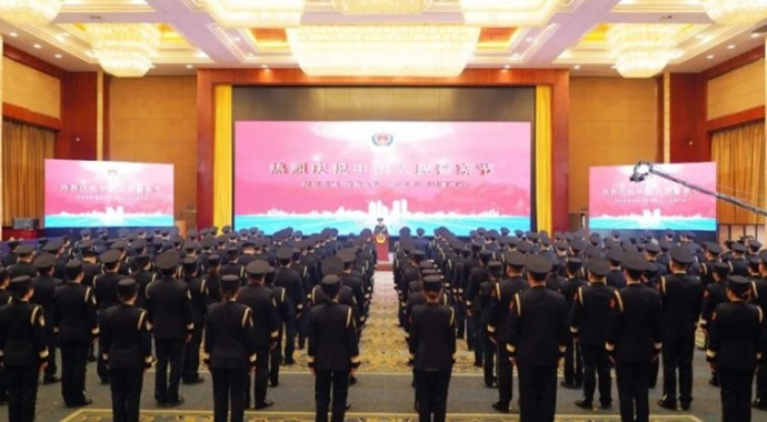 1月9日下午，甘肃省司法厅隆重举行第六个“中国人民警察节”庆祝活动。省司法厅党委书记、厅长、省监狱管理局第一政委谢又生出席并讲话，厅党委委员、副厅长何雯出席，厅党委委员、政治（警务）部主任何存鹏主持。