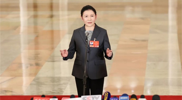 2026年3月12日下午十四届全国人大四次会议闭幕会后，在人民大会堂北大厅举行第三场“部长通道”集中采访活动，邀请部分列席会议的国务院有关部门主要负责人接受采访。司法部部长贺荣出席活动，并回答记者提问