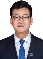 周文杰，男，1978年10月出生，汉族，硕士学历，三级律师，中共党员。现任甘肃省律师协会常务理事、省律协直属分会党总支书记、省律协直属分会会长、中共甘肃省委法律顾问、甘肃省人民政府法律顾问、中共甘肃省