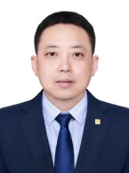 秦晨，男，1976年10月出生，汉族，本科，三级律师，中共党员。现任甘肃省律师协会常务理事、副会长，兰州市律师协会副会长，全国律协教育培训工作委员会委员，甘肃省律师协会民商事专业委员会主任，兰州仲裁委