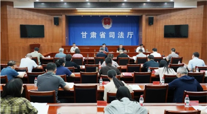 6月11日，甘肃省司法厅党委召开（扩大）会议，传达学习习近平总书记近期重要讲话和重要文章精神，传达学习中央和省上有关会议、文件精神，研究部署贯彻落实工作。厅党委书记、厅长谢又生主持会议。